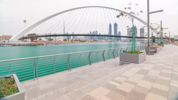 Puente peatonal sobre el timelapse del día del Canal de Agua de Dubai, Emiratos Árabes Unidos — Vídeo de stock