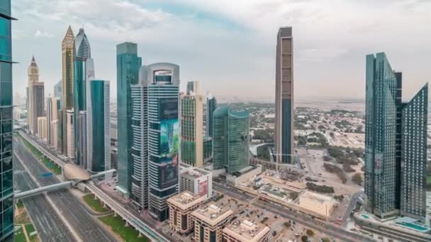 Dubai skyline timelapse at sunset with city center rascacielos y el tráfico por carretera Sheikh Zayed, Dubai, Emiratos Árabes Unidos — Vídeos de Stock