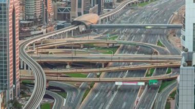 Gün batımında Dubai, BAE 'de trafik saatleriyle karayolu kavşağının hava görüntüsü. Dubai 'deki ünlü Şeyh Zayed yolu..