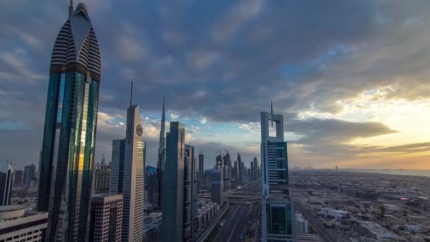 Dubai skyskrabere solnedgang timelapse aften tid. Dubai Metrostation og trafik på Sheikh Zayed Road – Stock-video