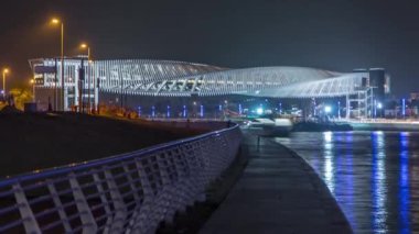 Dubai Su Kanalı üzerindeki yeni yaya köprüsü gece saatlerinde aydınlandı. Birleşik Arap Emirlikleri, Orta Doğu