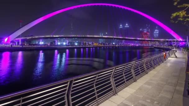 Gångbro över Dubai Water Canal nattlig timelapse, Förenade Arabemiraten — Stockvideo