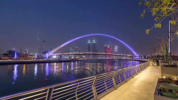 Puente peatonal sobre el canal de agua de Dubái día y noche timelapse, Emiratos Árabes Unidos — Vídeos de Stock