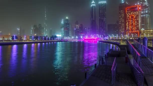 Upplyst vattenfall vid Sheikh Zayed Bridge timelapse, en del av Dubai Water Canal. Dubai, Förenade Arabemiraten, Mellanöstern — Stockvideo