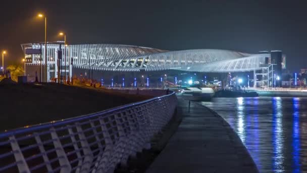 Nuevo puente peatonal sobre el Canal de Agua de Dubai iluminado por la noche timelapse. Emiratos Árabes Unidos, Oriente Medio — Vídeos de Stock