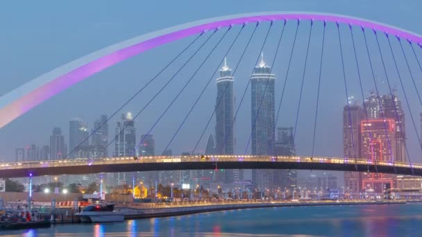 아랍에미리트의 두 바이 워터 운하를 가로지르는 보행자 다리, 하루 저녁 시간 대에 — 비디오