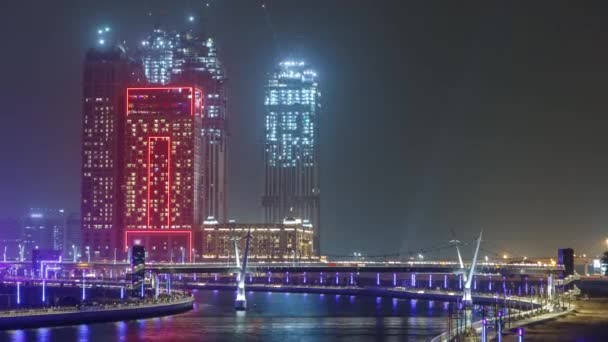 Het nieuwe Dubai Water Canal met uitzicht op de skyline van de stad timelapse, Verenigde Arabische Emiraten — Stockvideo