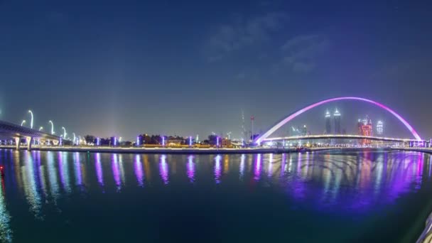 Puente peatonal sobre el canal de agua de Dubái día y noche timelapse, Emiratos Árabes Unidos — Vídeos de Stock