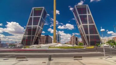 Madrid, İspanya 'daki Plaza de Castilla' dan KIO kuleleri veya Avrupa Geçidi zaman çizelgesi.