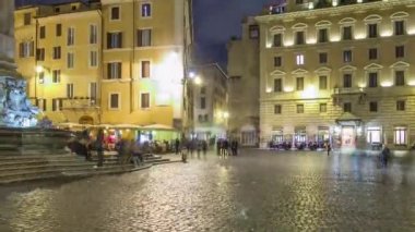 Roma sokaklarında yürürken Pantheon 'dan Trevi çeşmesine doğru süratle ilerlerken restoranları ve geceleri bulanık insanları görürsünüz.