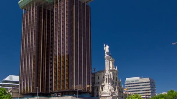 Monumento al explorador Cristóbal Colón en la plaza Colón timelapse hyperlapse. — Vídeo de stock