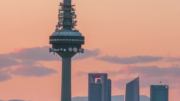 Linha do tempo da noite de Madrid com alguns edifícios emblemáticos e torres — Vídeo de Stock