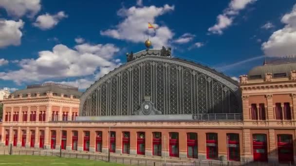 Puerta De Atocha membangun stasiun kereta api tiLapse hyperlapse di Madrid, Spanyol. — Stok Video