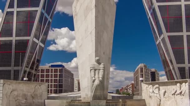 Torres KIO o Puerta de Europa timelapse desde la Plaza de Castilla en Madrid, España. — Vídeos de Stock