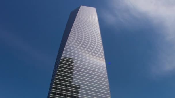 Rascacielos timelapse hiperlapso en el área de negocios de las cuatro torres con los rascacielos más altos de Madrid y España — Vídeos de Stock