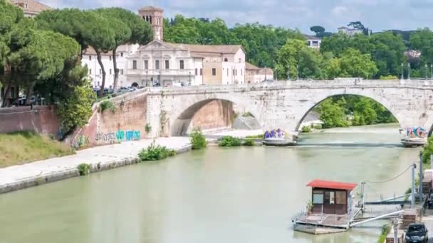 Isola tiberina timelapse er den største ø tibera floden i Rom. – Stock-video