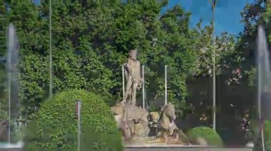 Neptune timelapse hyperlapse Madrid, İspanya Canovas del Castillo Meydanın ortasındaki Çeşmesi.
