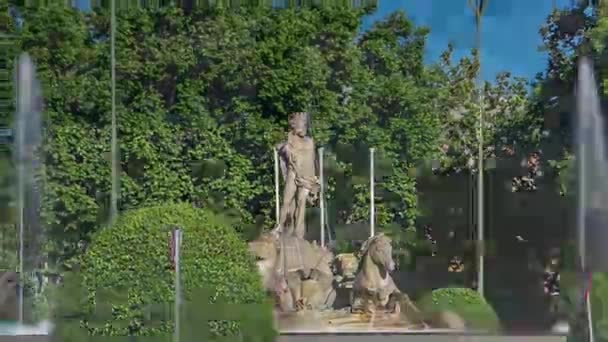 Fonte de Neptuno hyperlapse timelapse no centro da praça Canovas del Castillo em Madrid, Espanha. — Vídeo de Stock