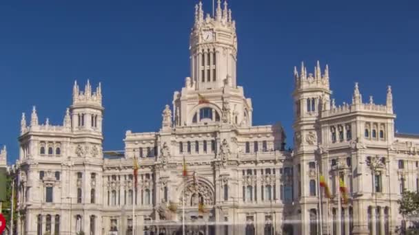 西班牙马德里Cibeles广场的Cibeles喷泉和交通时间超驰 — 图库视频影像