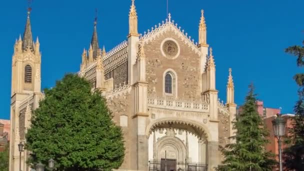 San Jeronimo el Real jest rzymskokatolicki Kościół timelapse hiperlapse w centrum Madrytu Hiszpania — Wideo stockowe