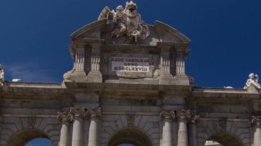 Puerta de Alcala timelapse hyperlapse Madrid Plaza de la Independencia bir Neo-klasik anıt, İspanya.