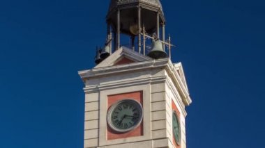 Eski Postane binası zaman atlamalı hiperlapse üzerinde kule izleyin. Puerta del Sol. Madrid, İspanya'da bulunan