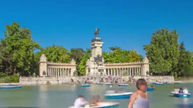 İspanya, Madrid 'deki Pleasant Retreat Parkı' nda Alfonso XII Anıtı 'ndaki teknelerde turistler son sürat gidiyorlar.