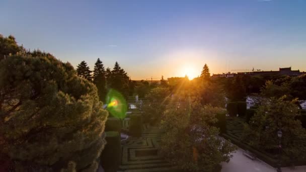 Hermoso lapso de tiempo al atardecer en los jardines de Sabatini cerca del Palacio Real en Madrid, España — Vídeo de stock