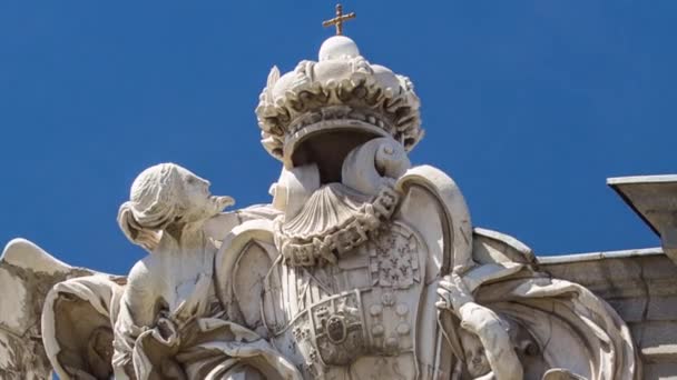 Die puerta de alcala ist ein neoklassizistisches monument auf der plaza de la Independencia in madrid, spanien. — Stockvideo