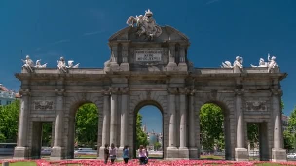 阿尔卡拉桥（Puerta de Alcala）是西班牙马德里独立广场的一座新古典主义纪念碑。. — 图库视频影像