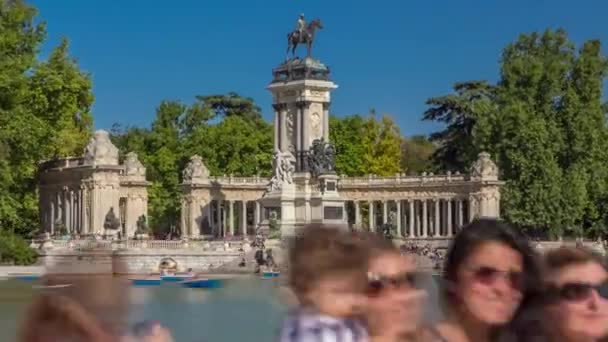 Tourists on boats at Monument to Alfonso XII timelapse hyperlapse in the Park of the Pleasant Retreat in Madrid, Spain — стоковое видео