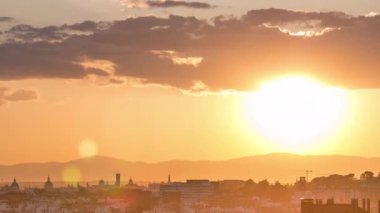 Tio Pio Park, Vallecas-Mahallesi tepelerinden Madrid, İspanya 'nın panoramik gün batımı manzarası.