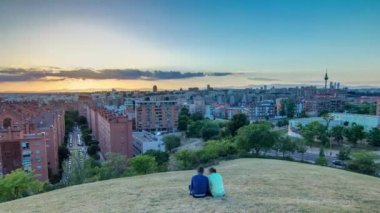 Tio Pio Park, Vallecas-Mahallesi tepelerinden Madrid, İspanya 'nın panoramik gün batımı manzarası.