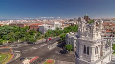 Madrid'de Plaza de Cibeles de Cibeles çeşme havadan görünümü güzel bir yaz günü timelapse, İspanya