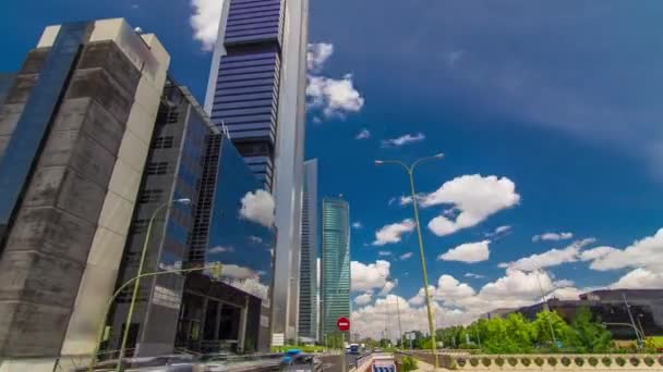 Skyscrapers hyperlapse timelapse na Área de Negócios das Quatro Torres com os arranha-céus mais altos de Madrid e Espanha — Vídeo de Stock