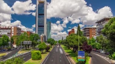 Madrid ve İspanya 'nın en yüksek gökdelenlerinin bulunduğu Dört Kuleler İş Alanında gökdelenler zaman ayarlı