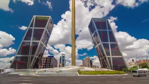 Las torres de KIO o puerta de entrada de Europa timelapse hiperlapse desde la Plaza de Castilla en Madrid, España. — Vídeo de stock