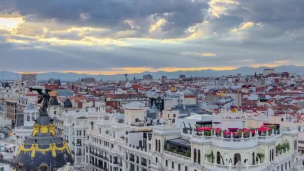 Panorama-Luftaufnahme der Gran Via Zeitraffer vor Sonnenuntergang, Skyline Altstadt Stadtbild, Metropolis Building, Hauptstadt von Spanien — Stockvideo