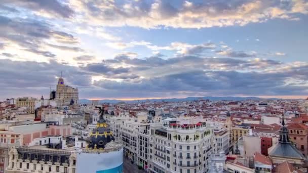 석양이 뜨기 전에 그란 비아 타임 엘 라파 세 의 전경, 스페인 의수 도인 메트로폴리스 건물의 스카이라인 올드 타운 시티 스케이프 — 비디오