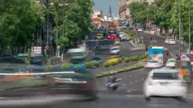 İspanya 'nın Madrid şehrinin ana caddelerinden ve en ünlü simgelerinden biri olan Gran Via trafik zaman çizelgesi.
