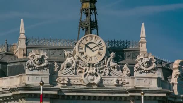 스페인의 역사 은행에 있는 시계를 보면서 스페인 마드리드 에서 시간 당 최고 치를 기록하는 모습 — 비디오