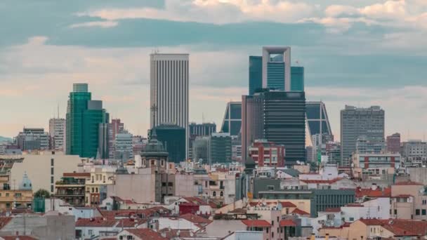 Madrid Skyline al atardecer con edificios emblemáticos como Kio Towers — Vídeo de stock