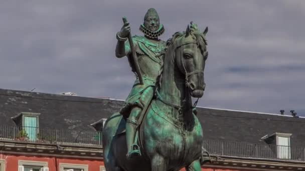 Standbeeld van Philip III timelapse hyperlapse op Mayor plaza in Madrid in een prachtige zomerdag, Spanje — Stockvideo