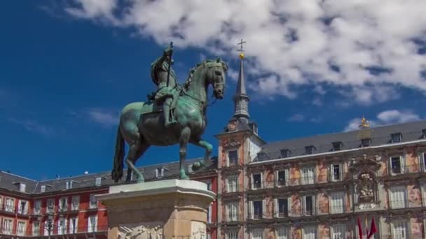 Άγαλμα του Philip III timelapse hyperlapse στο Δήμαρχο Plaza στη Μαδρίτη σε μια όμορφη καλοκαιρινή μέρα, Ισπανία — Αρχείο Βίντεο