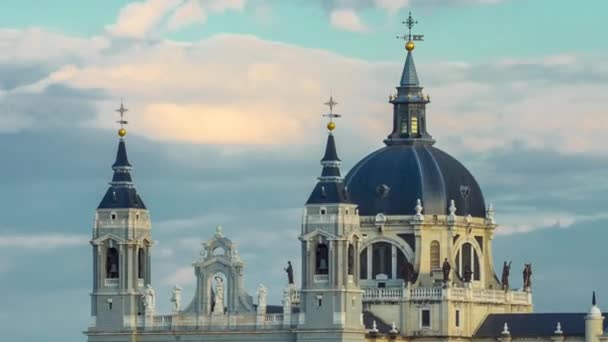 Madrid, Espanha skyline timelapse na Catedral de Santa Maria la Real de La Almudena e no Palácio Real. — Vídeo de Stock