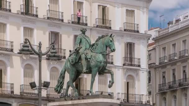 Socha Karla III., jednoho z nejznámějších španělských králů, na náměstí Puerta del Sol v Madridu ve Španělsku — Stock video