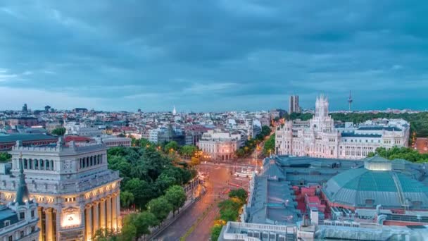 马德里夜以继日地俯瞰西班牙马德里邮政Palacio通信大楼的全景 — 图库视频影像