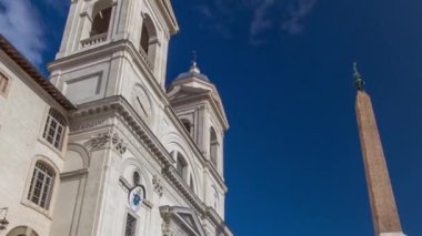 İtalya'da Roma'da Trinita dei Monti Kilisesi ve Mısır dikilitaş timelapse hiperlapsus.