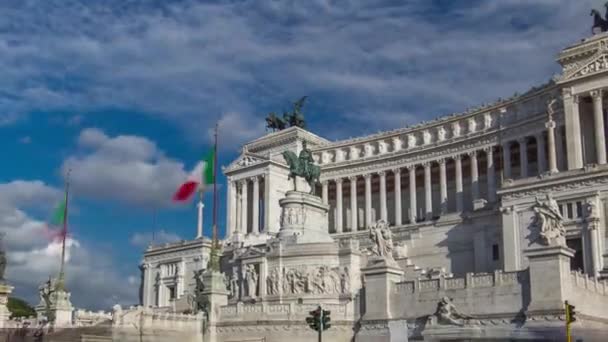 Roma, İtalya. Kral Vittorio Emanuele Ii timelapse hiperlapse dev binicilik heykeli ile Ünlü Vittoriano. — Stok video