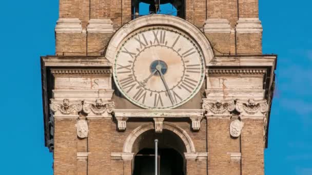 Torre del reloj en Neo museos clásicos edificios timelapse — Vídeo de stock